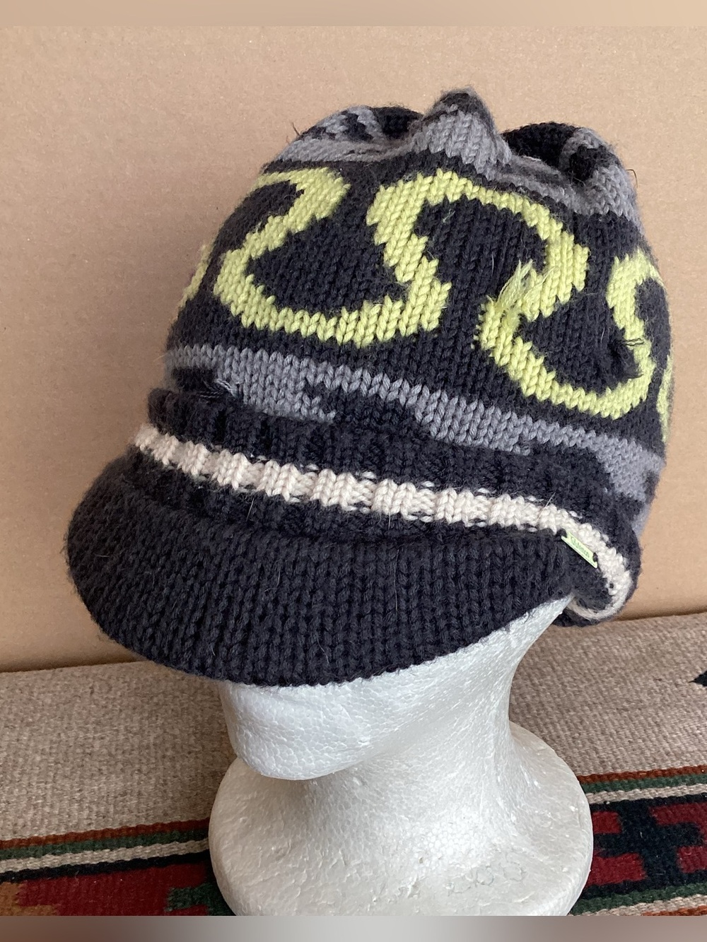 Vintage lululemon 100% wool knit beanie hat rare!! Grey and lime green